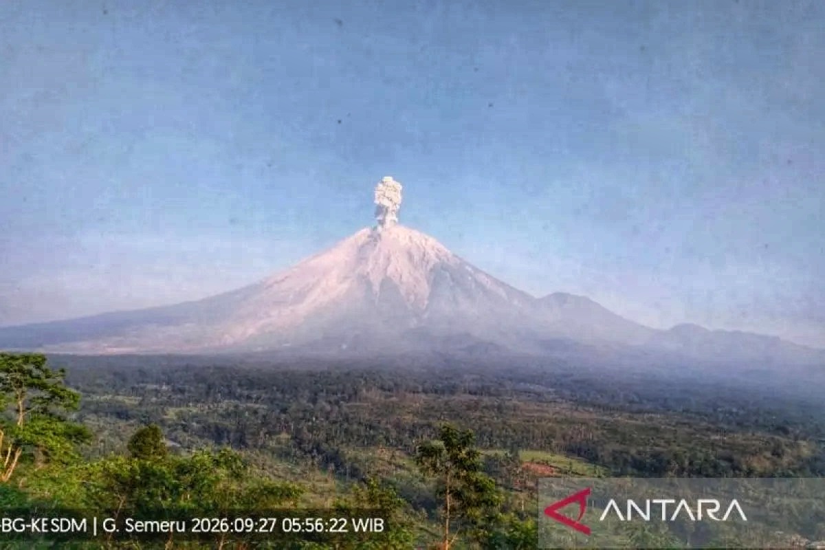 Gunung Semeru kembali erupsi pada Minggu pagi dengan kolom abu mencapai 1.300 meter di atas puncak. Status gunung berada pada Level III atau Siaga. (Antara)