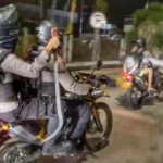 Patroli gabungan Brimob Polda Metro Jaya dan Polres Metro Jakarta Timur mengamankan dua remaja yang diduga hendak tawuran di Cakung. Polisi menyita celurit dan sepeda motor. (Humas Polda Metro Jaya)