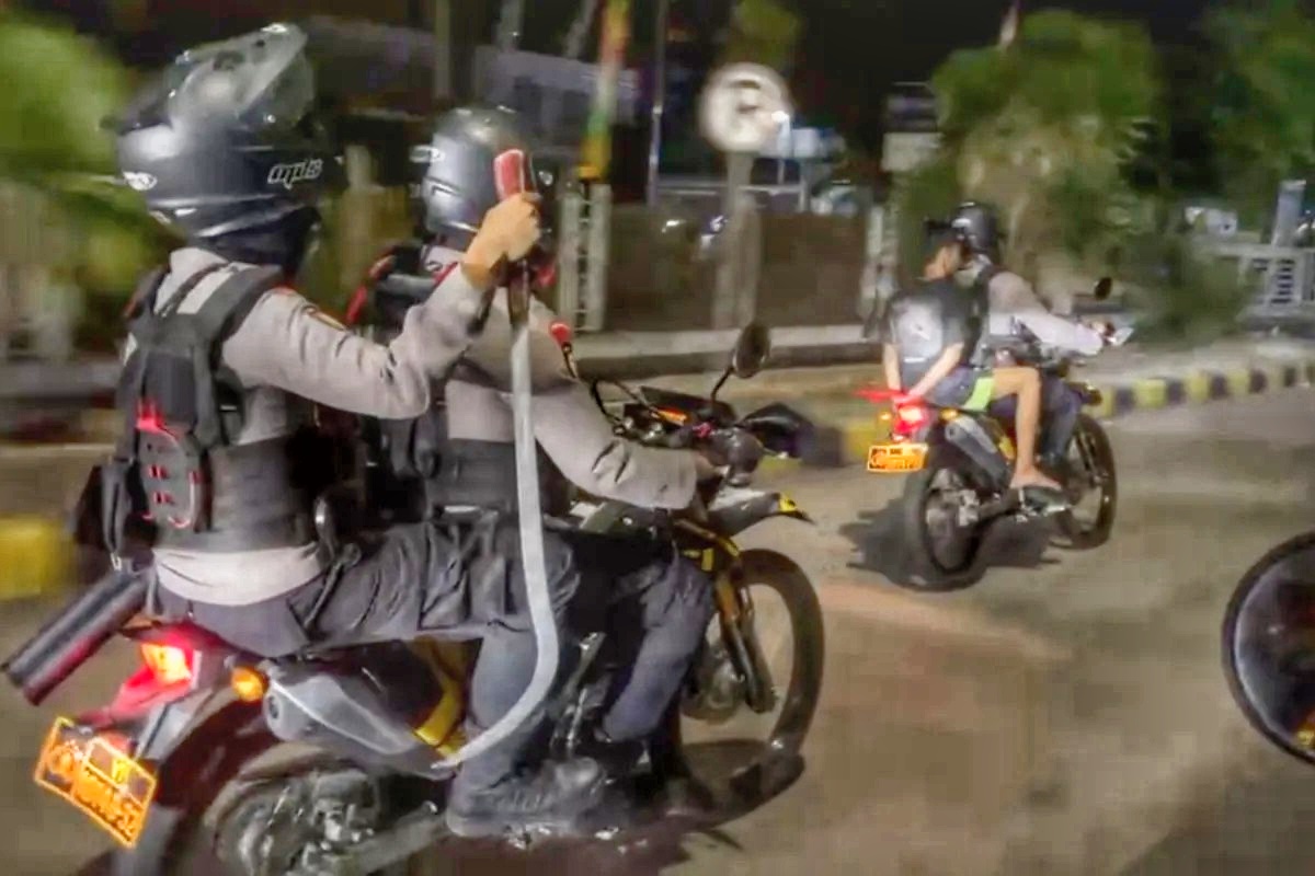 Patroli gabungan Brimob Polda Metro Jaya dan Polres Metro Jakarta Timur mengamankan dua remaja yang diduga hendak tawuran di Cakung. Polisi menyita celurit dan sepeda motor. (Humas Polda Metro Jaya)