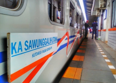 KA. Sawunggalih kelas bisnis era livery kesepakatan. (Foto: ReportaseNews/Tama)