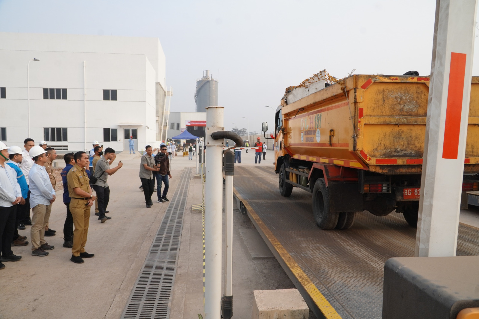 Pemkot Palembang mulai mengirim sampah ke PSEL. Sebanyak 960 hingga 1.000 ton sampah per hari ditargetkan diolah menjadi energi listrik. (Don)