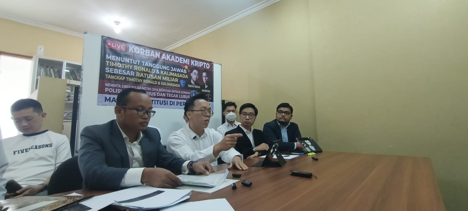 Korban dugaan penipuan investasi kripto Akademi Crypto mempertanyakan perkembangan laporan terhadap Timothy Ronald dan Kalimasada. (Foto: ReportaseNews/Tama)