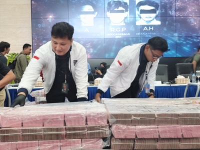 Uang hasil sitaan dari para tersangka judi online. (Foto: ReportaseNews/Tama)