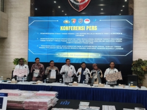 Bareskrim Polri mengungkap tiga kasus judi online dengan 11 tersangka dan delapan DPO. Polisi membekukan dana hampir Rp52 miliar dan menyita 353 rekening. (Foto: ReportaseNews/Tama)