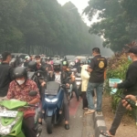 Barisan Pemuda Melayu Kalimantan Barat membagikan sekitar 22 ribu masker kepada warga Pontianak sebagai bentuk kepedulian di tengah kabut asap akibat karhutla. (Adi)