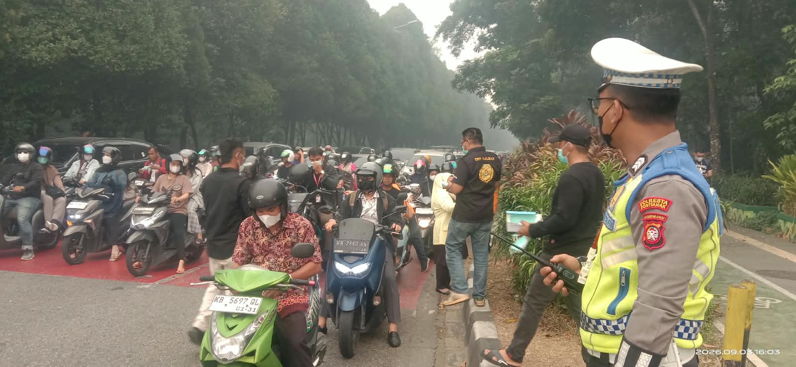 Barisan Pemuda Melayu Kalimantan Barat membagikan sekitar 22 ribu masker kepada warga Pontianak sebagai bentuk kepedulian di tengah kabut asap akibat karhutla. (Adi)