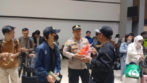 Polresta Bandara Soekarno-Hatta memberikan layanan kesehatan, masker, vitamin, obat, makanan, dan minuman kepada penumpang di Terminal 1, 2, dan 3. (Istimewa)