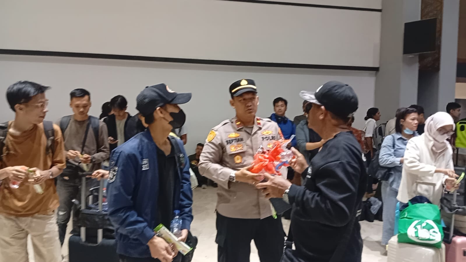 Polresta Bandara Soekarno-Hatta memberikan layanan kesehatan, masker, vitamin, obat, makanan, dan minuman kepada penumpang di Terminal 1, 2, dan 3. (Istimewa)