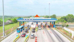 Kabut dan embun menurunkan jarak pandang di Tol Palembang–Indralaya. Akses Gerbang Tol Palembang sempat diberlakukan buka-tutup selama 1,5 jam. (Don)