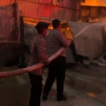 Kebakaran melanda 26 gudang di Kosambi, Tangerang. Brimob Polda Metro Jaya mengerahkan AWC untuk membantu pemadaman dan mengamankan lokasi. (Humas Polda Metro Jaya)