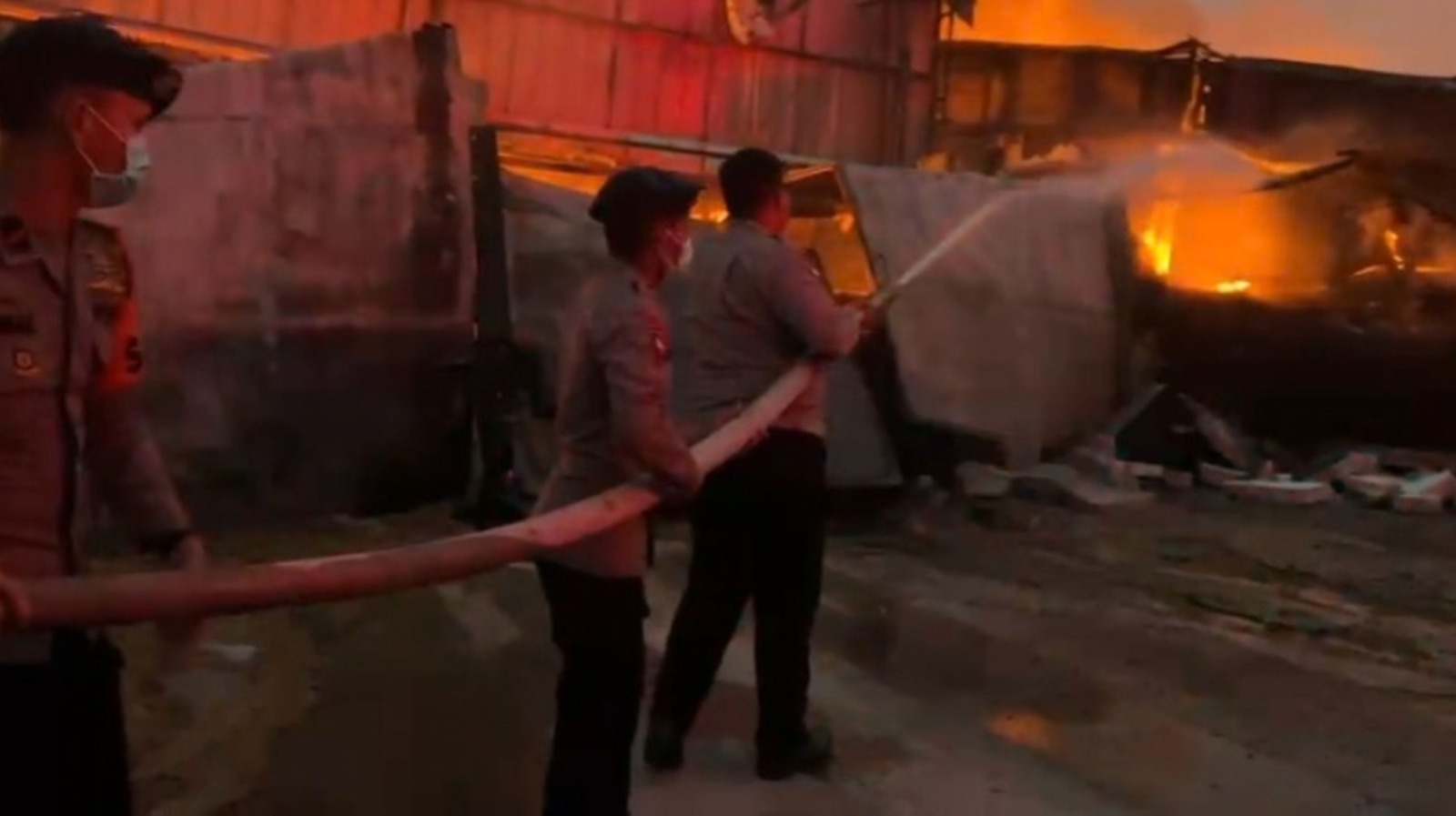 Kebakaran melanda 26 gudang di Kosambi, Tangerang. Brimob Polda Metro Jaya mengerahkan AWC untuk membantu pemadaman dan mengamankan lokasi. (Humas Polda Metro Jaya)