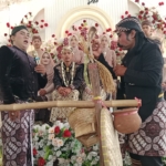 Tradisi Begalan dalam pernikahan adat Banyumas tak sekadar hiburan. Setiap perlengkapan yang dibawa menyimpan simbol dan nasihat bagi pasangan pengantin. (Kus)
