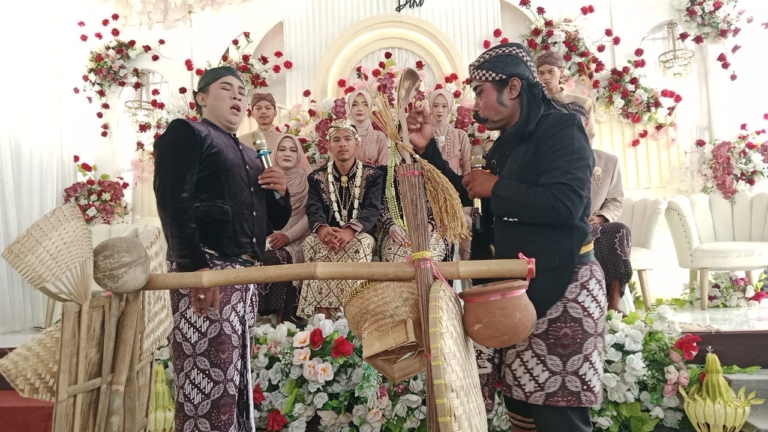 Tradisi Begalan dalam pernikahan adat Banyumas tak sekadar hiburan. Setiap perlengkapan yang dibawa menyimpan simbol dan nasihat bagi pasangan pengantin. (Kus)