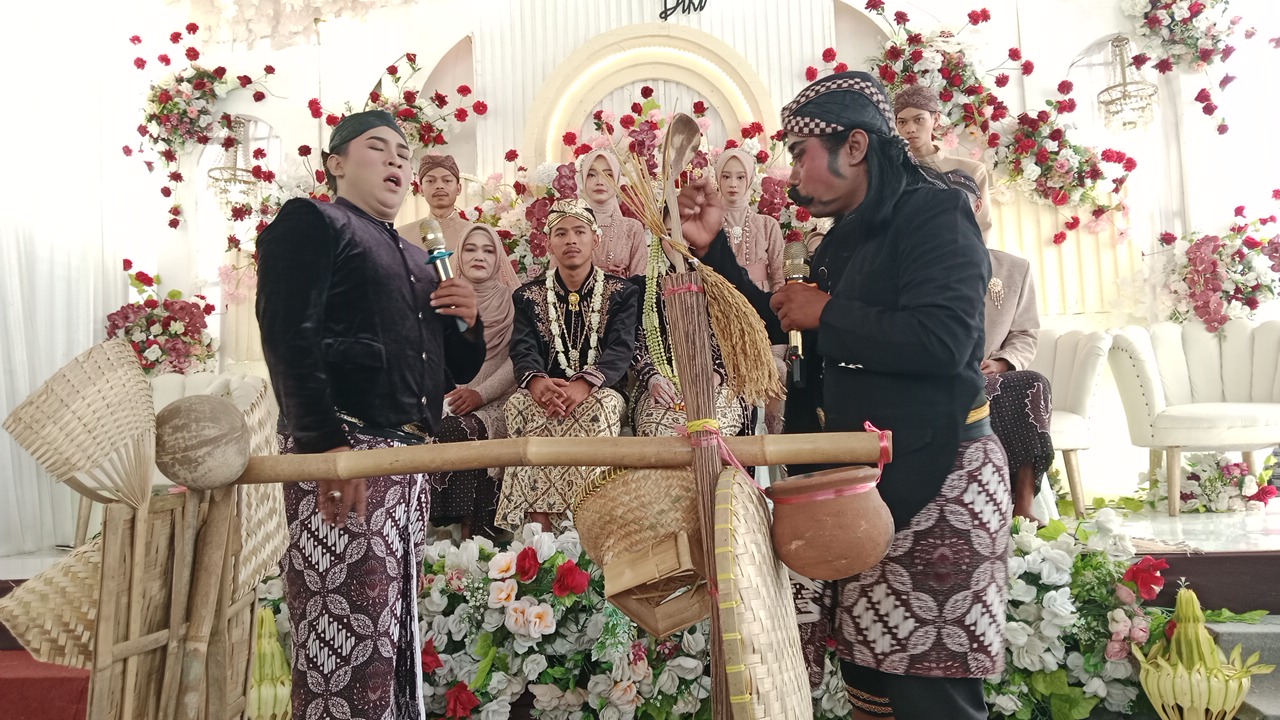 Tradisi Begalan dalam pernikahan adat Banyumas tak sekadar hiburan. Setiap perlengkapan yang dibawa menyimpan simbol dan nasihat bagi pasangan pengantin. (Kus)