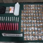 Polda Metro Jaya menangkap pemuda 18 tahun di Depok terkait dugaan peredaran tembakau sintetis. Polisi menyita 106 paket siap edar dan 21 botol bibit spray. (Foto: Ditresnarkoba PMJ)