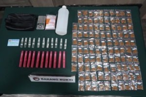 Polda Metro Jaya menangkap pemuda 18 tahun di Depok terkait dugaan peredaran tembakau sintetis. Polisi menyita 106 paket siap edar dan 21 botol bibit spray. (Foto: Ditresnarkoba PMJ)