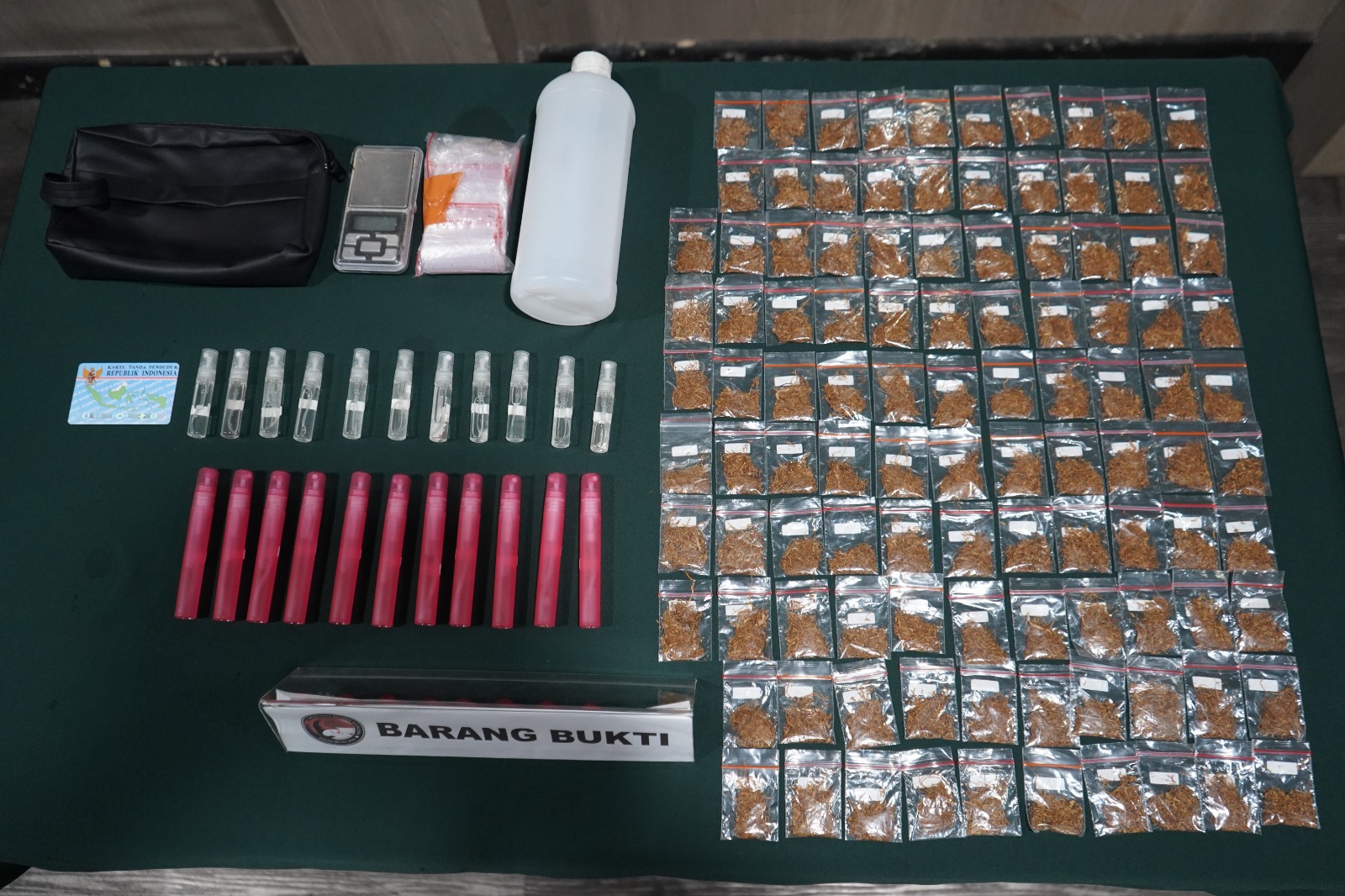 Polda Metro Jaya menangkap pemuda 18 tahun di Depok terkait dugaan peredaran tembakau sintetis. Polisi menyita 106 paket siap edar dan 21 botol bibit spray. (Foto: Ditresnarkoba PMJ)