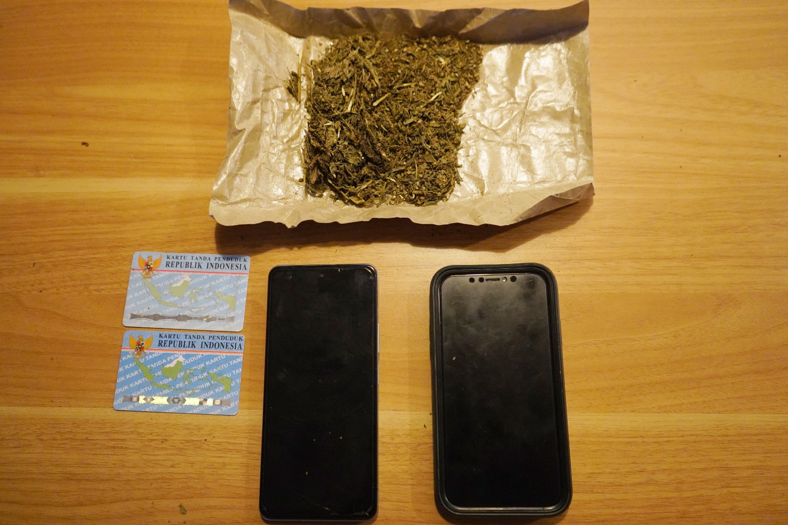 Polda Metro Jaya menggagalkan peredaran ganja seberat 30,49 gram di Jakarta Barat. Dua pria berinisial MR dan AF diamankan polisi. (Foto: Ditresnarkoba PMJ)