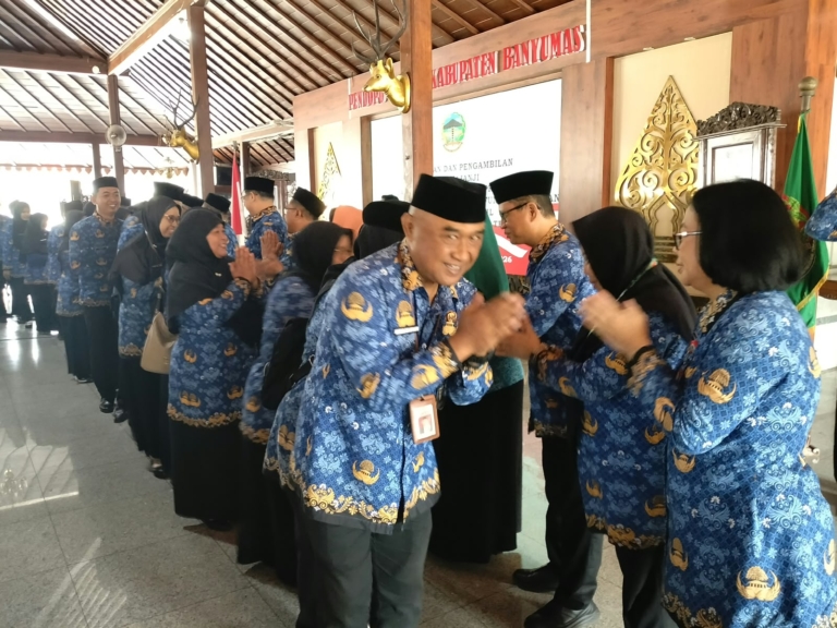 Mantan Direktur RSUD Banyumas dr. Widyana Grehastuti dilantik menjadi Kepala Dinsos PPPA Banyumas bersama tiga pejabat tinggi pratama lainnya. (Kus)