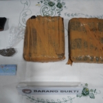 Polda Metro Jaya mengamankan pria berinisial AB di Duren Sawit, Jakarta Timur, dengan barang bukti 2,05 kilogram ganja. Polisi menelusuri jalur distribusi narkotika tersebut. (Foto: Ditresnarkoba PMJ)