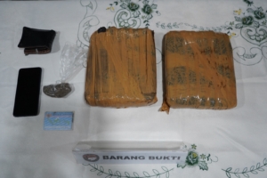 Polda Metro Jaya mengamankan pria berinisial AB di Duren Sawit, Jakarta Timur, dengan barang bukti 2,05 kilogram ganja. Polisi menelusuri jalur distribusi narkotika tersebut. (Foto: Ditresnarkoba PMJ)
