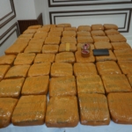 Polda Metro Jaya menyita 62,5 kilogram ganja dari dua pria di Grogol Petamburan, Jakarta Barat. Salah satu tersangka berusia 62 tahun dan mengaku telah lima kali bertransaksi. (Foto: Ditresnarkoba PMJ)