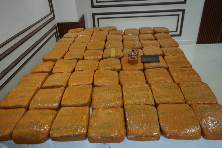 Polda Metro Jaya menyita 62,5 kilogram ganja dari dua pria di Grogol Petamburan, Jakarta Barat. Salah satu tersangka berusia 62 tahun dan mengaku telah lima kali bertransaksi. (Foto: Ditresnarkoba PMJ)