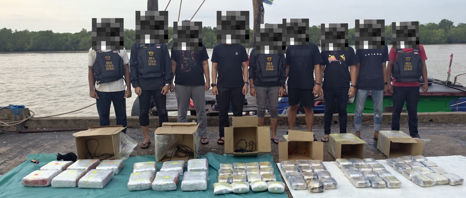 Bareskrim Polri bersama Bea Cukai Dumai menggagalkan penyelundupan narkotika dari Malaysia di Rokan Hilir. Polisi menyita 47,5 kg sabu, 20.044 ekstasi, dan 3.600 cartridge etomidate. (Foto: Dittipidnarkoba Bareskrim Polri)