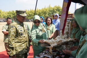 Korem 071/Wijayakusuma menggelar bazar murah di Banyumas. Paket sembako yang bernilai lebih dari Rp65 ribu dijual Rp50 ribu melalui subsidi. (Kus)