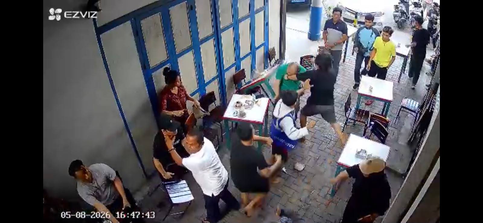 Konflik pengelolaan parkir di Oriental Kopitiam Singkawang berujung keributan dan perkara hukum. Rekaman CCTV dan keterangan saksi menjadi bagian penting penyidikan. (Istimewa)