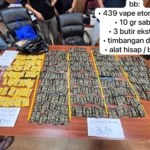 Bareskrim Polri mengungkap peredaran 10 gram sabu dan 439 bungkus cairan mengandung etomidate di Kalideres, Jakarta Barat. Transaksi diduga dilakukan melalui aplikasi komunikasi privat. (Foto: Satresmob Bareskrim Polri)