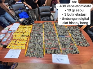 Bareskrim Polri mengungkap peredaran 10 gram sabu dan 439 bungkus cairan mengandung etomidate di Kalideres, Jakarta Barat. Transaksi diduga dilakukan melalui aplikasi komunikasi privat. (Foto: Satresmob Bareskrim Polri)