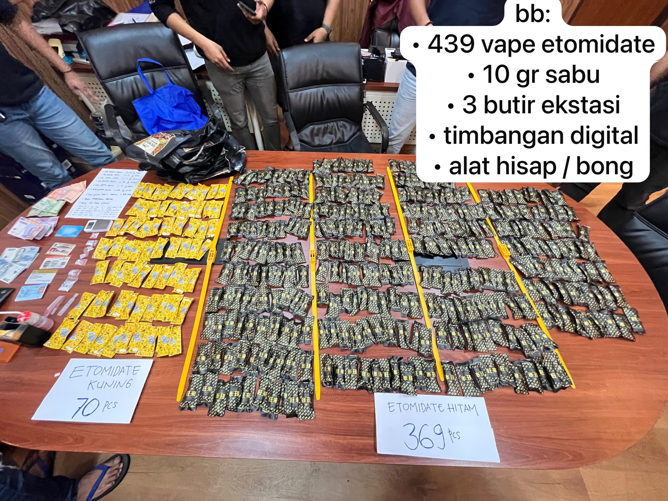 Bareskrim Polri mengungkap peredaran 10 gram sabu dan 439 bungkus cairan mengandung etomidate di Kalideres, Jakarta Barat. Transaksi diduga dilakukan melalui aplikasi komunikasi privat. (Foto: Satresmob Bareskrim Polri)