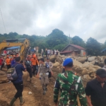 Korban terakhir yang hilang akibat banjir bandang di Arosuka, Kabupaten Solok, Sumatera Barat, ditemukan meninggal dunia. Total dua orang meninggal. (BNPB)