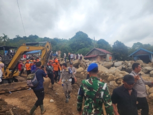 Korban terakhir yang hilang akibat banjir bandang di Arosuka, Kabupaten Solok, Sumatera Barat, ditemukan meninggal dunia. Total dua orang meninggal. (BNPB)