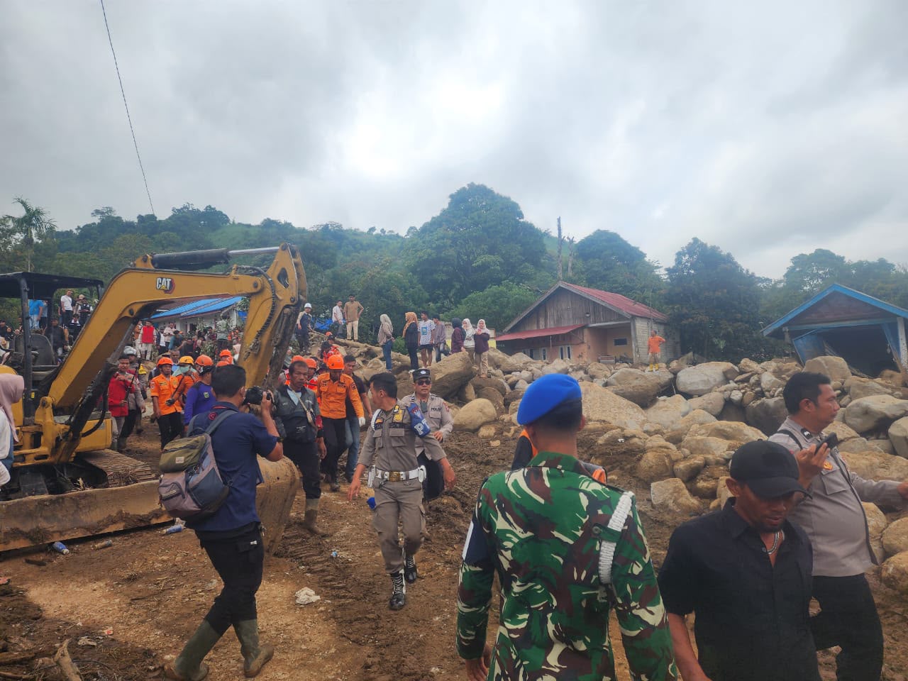 Korban terakhir yang hilang akibat banjir bandang di Arosuka, Kabupaten Solok, Sumatera Barat, ditemukan meninggal dunia. Total dua orang meninggal. (BNPB)