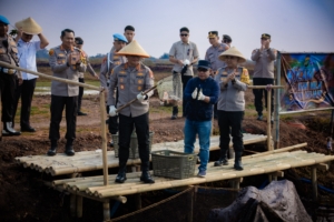 Polda Metro Jaya memanen sekitar 10 ton ikan dan udang serta 4.000 telur di Muara Gembong untuk memperkuat rantai pasok bahan baku SPPG secara berkelanjutan. (Humas Polda Metro Jaya)