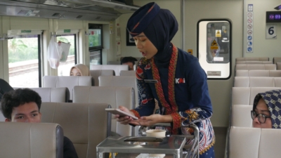 Pramugari KAI dengan model baju batik karya Anne Avantie. (Foto: ReportaseNews/Tama)