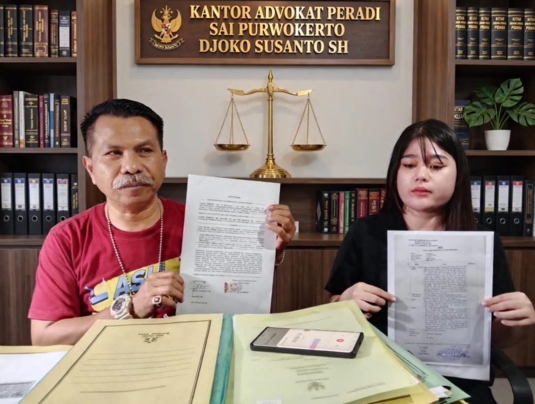 Ibu muda Banyumas, Yulia Ningsih, menempuh jalur hukum setelah mengaku ditinggalkan suami dan tak mendapat nafkah. Ia juga melaporkan dugaan perzinahan. (Kus)