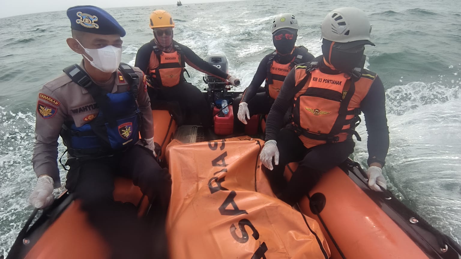 Tim SAR Gabungan menemukan nelayan Tjhin Siak Hoi, 66, yang hilang saat mencari ikan di perairan Sungai Duri setelah tiga hari pencarian. (Adi)