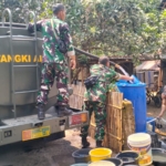 Kemarau menyebabkan krisis air bersih di Desa Cipete, Banyumas. Sebanyak 162 KK atau 648 jiwa menerima bantuan 10 ribu liter air bersih. (Kus)