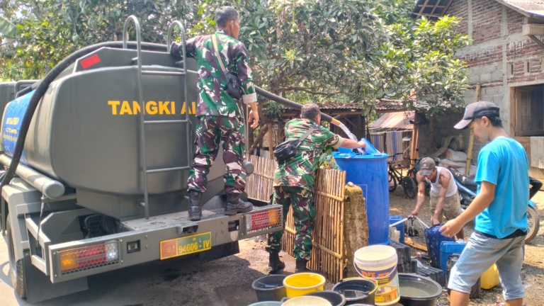Kemarau menyebabkan krisis air bersih di Desa Cipete, Banyumas. Sebanyak 162 KK atau 648 jiwa menerima bantuan 10 ribu liter air bersih. (Kus)