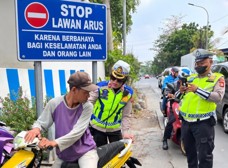 Ditlantas Polda Metro Jaya memperkuat pengawasan di sejumlah titik rawan untuk mencegah pengendara melawan arus dan menggunakan pelat nomor yang ditutupi. (Ditlantas Polda Metro Jaya)