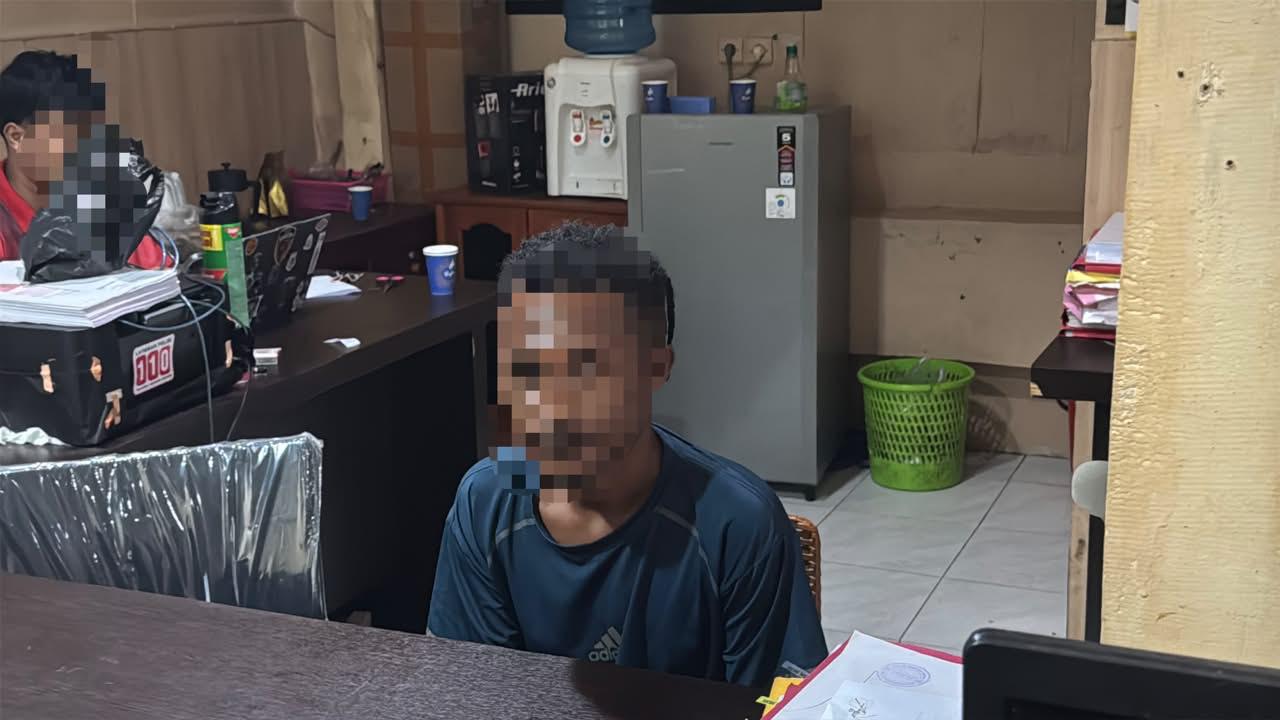 Satgas Operasi Damai Cartenz mengamankan YYS, DPO kasus jaringan senjata dan amunisi di Jayapura. Penyidik masih mendalami keterlibatan pihak lain. (Dok. Humas Polri)