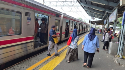 Perjalanan KRL sempat terhambat di Stasiun Pasar Minggu. (ReportaseNews/Trisanto)