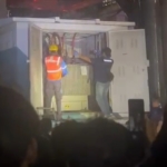 Warga memadati area Stasiun LRT Pancoran, Jakarta Selatan, setelah muncul dugaan adanya mayat di dalam gardu listrik. Polisi melakukan pemeriksaan di lokasi. (Ist)