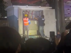 Warga memadati area Stasiun LRT Pancoran, Jakarta Selatan, setelah muncul dugaan adanya mayat di dalam gardu listrik. Polisi melakukan pemeriksaan di lokasi. (Ist)