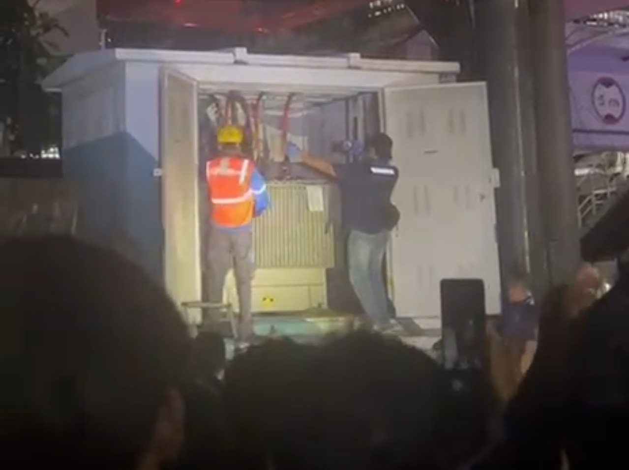 Warga memadati area Stasiun LRT Pancoran, Jakarta Selatan, setelah muncul dugaan adanya mayat di dalam gardu listrik. Polisi melakukan pemeriksaan di lokasi. (Ist)