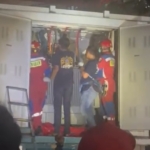 Polisi menduga pria tanpa identitas yang tewas di gardu listrik LRT Pancoran tersengat listrik tegangan tinggi. Di lokasi ditemukan gergaji dan kantong plastik. (Istimewa)