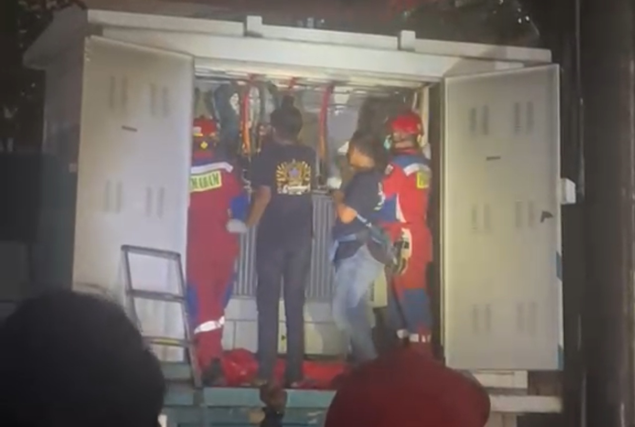 Polisi menduga pria tanpa identitas yang tewas di gardu listrik LRT Pancoran tersengat listrik tegangan tinggi. Di lokasi ditemukan gergaji dan kantong plastik. (Istimewa)